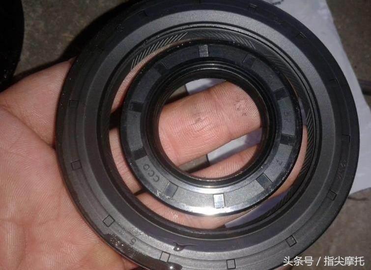 哈雷至尊滑翔摩托车大卸八块,只为换根皮带!