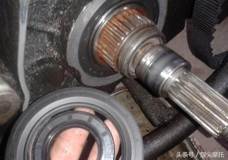 哈雷至尊滑翔摩托车大卸八块,只为换根皮带!