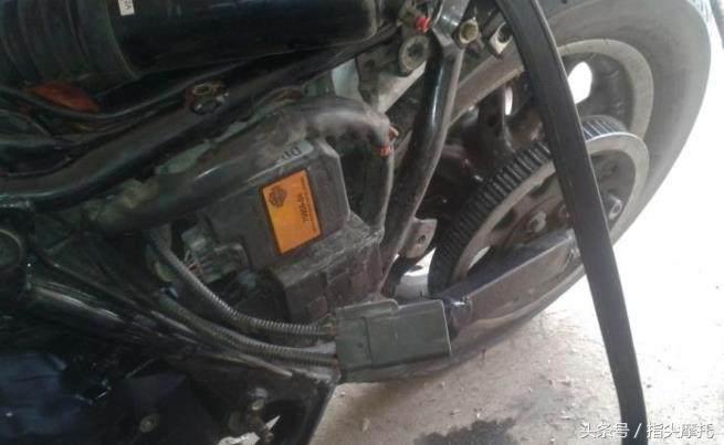 哈雷至尊滑翔摩托车大卸八块,只为换根皮带!