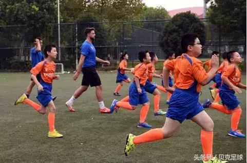 想把小孩送去踢球,想送孩子去塞尔维亚踢球