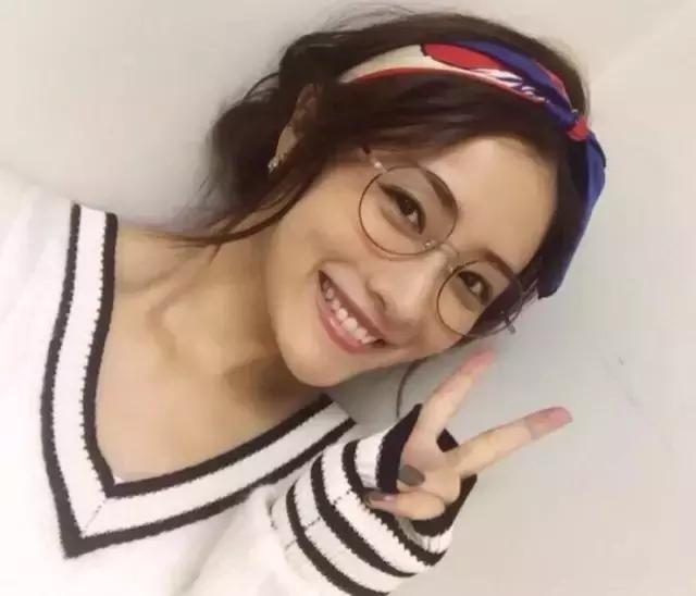 时尚的人戴什么眼镜好,时髦的人都在穿些啥