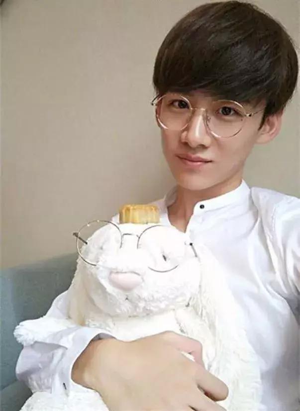 时尚的人戴什么眼镜好,时髦的人都在穿些啥