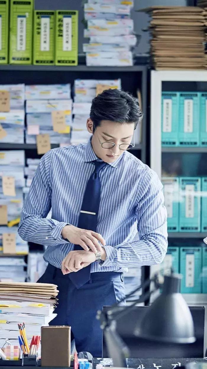 时尚的人戴什么眼镜好,时髦的人都在穿些啥