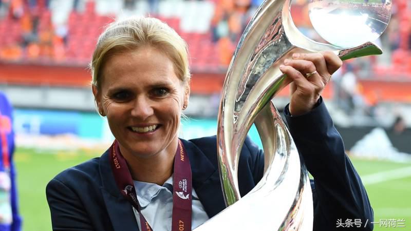 荷兰女将双双当选世界最佳，女足崛起，男足没落，情何以堪？