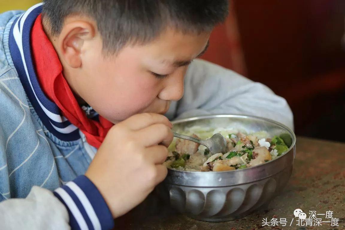 「看见」泥坑里的“鹿晗”和吃土豆的孩子：80张图，读懂中国脱贫