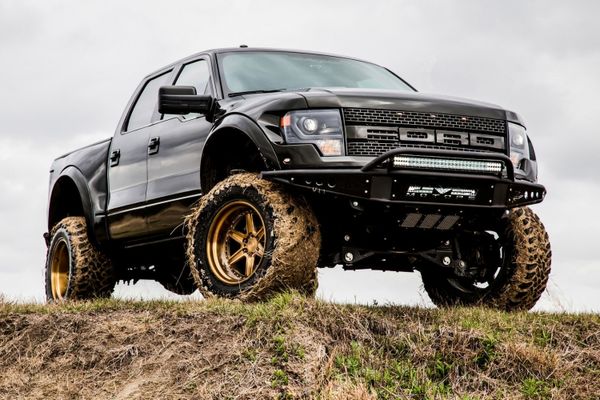 汽车雨天高速会飘怎么解决,高速路车飘是什么原因