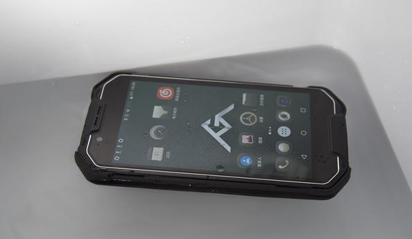 外国卖中国三防手机,老外购买中国小米手机