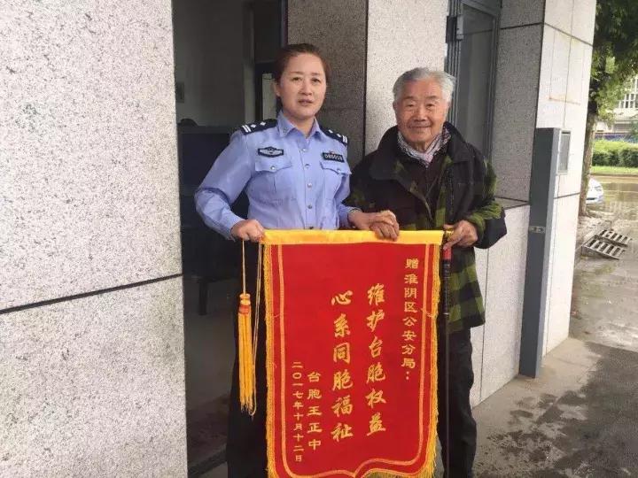 这些礼物我们都很喜欢英语怎么说,这些礼物是送给我的英语