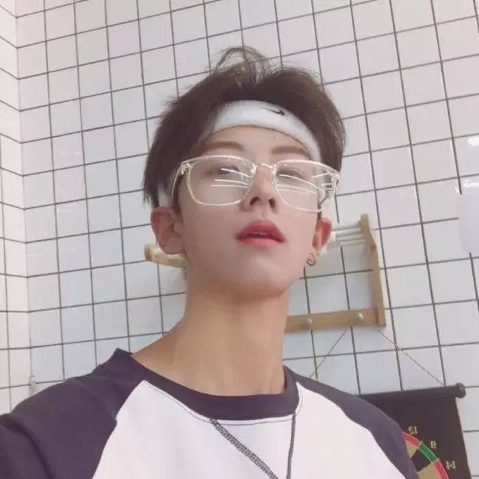 时尚的人戴什么眼镜好,时髦的人都在穿些啥