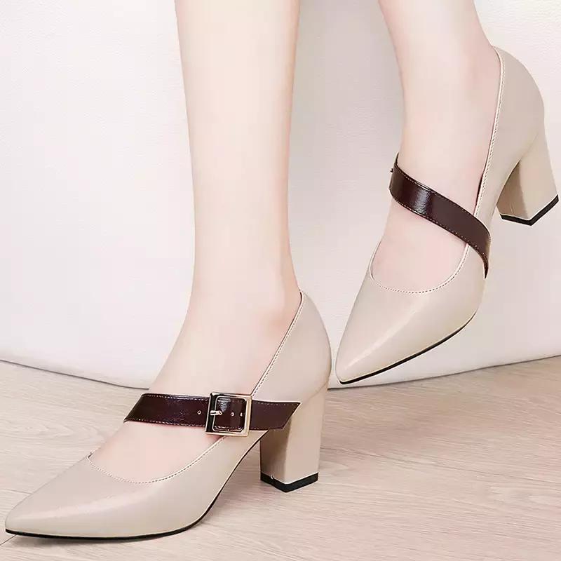 周末摆脱小细跟，粗跟鞋舒适又时髦