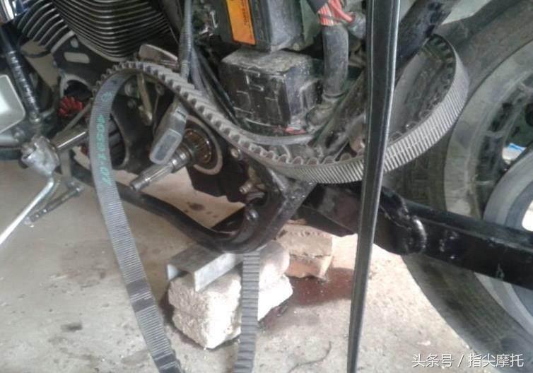哈雷至尊滑翔摩托车大卸八块,只为换根皮带!