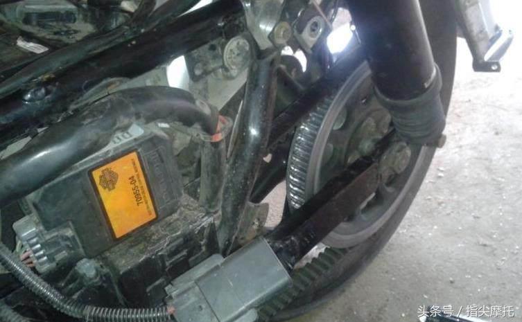 哈雷至尊滑翔摩托车大卸八块,只为换根皮带!