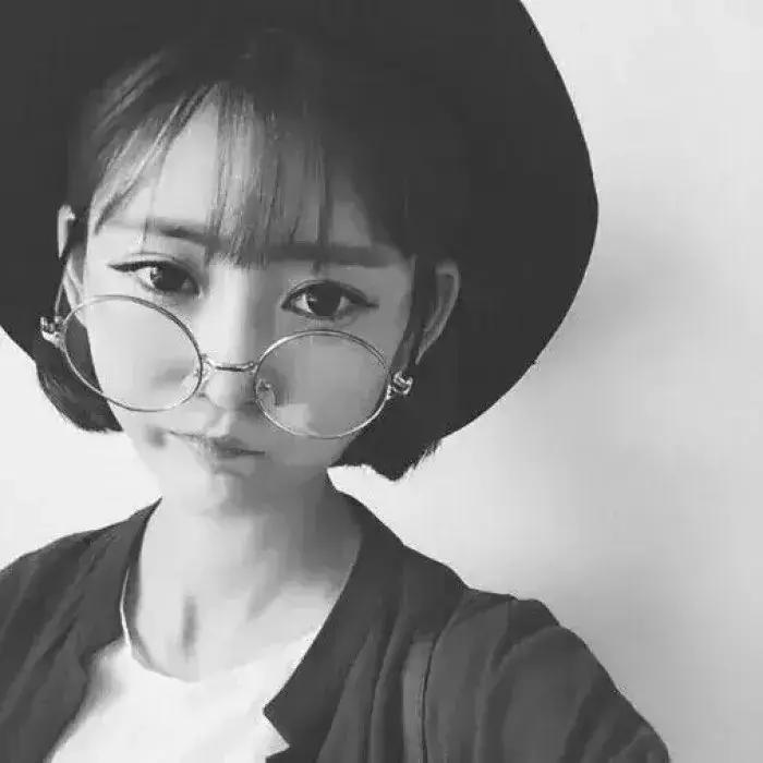 时尚的人戴什么眼镜好,时髦的人都在穿些啥