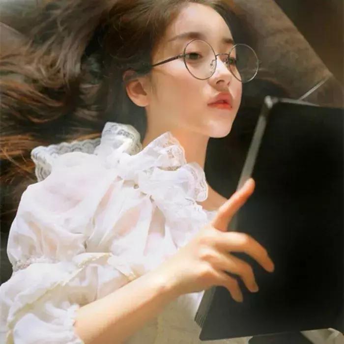 时尚的人戴什么眼镜好,时髦的人都在穿些啥