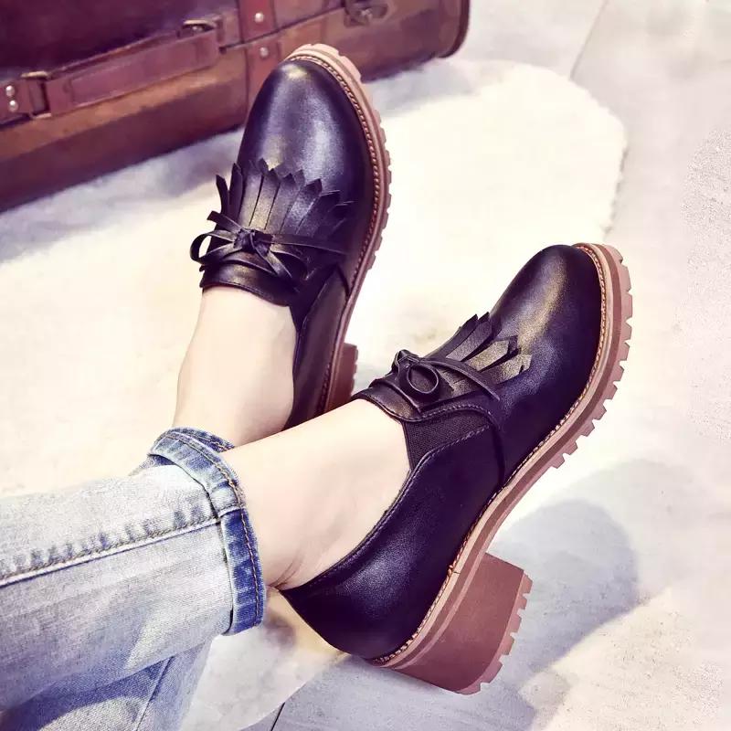 周末摆脱小细跟，粗跟鞋舒适又时髦