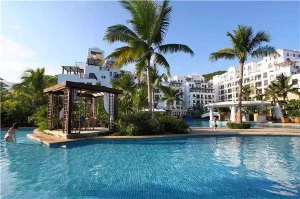 来亚龙湾住什么酒店好,来亚龙湾玩清澈的海水