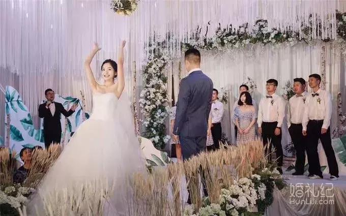 大码拖尾显瘦重工长袖婚纱,显瘦拖尾蛋糕裙