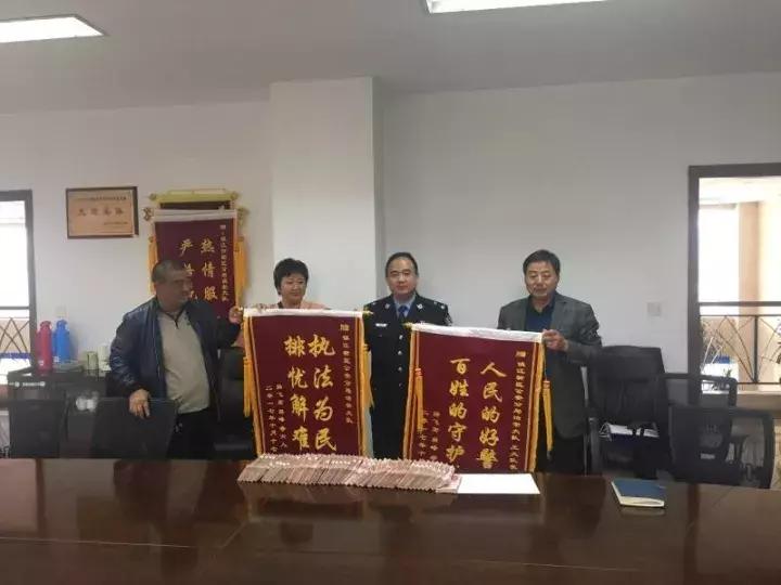 这些礼物我们都很喜欢英语怎么说,这些礼物是送给我的英语