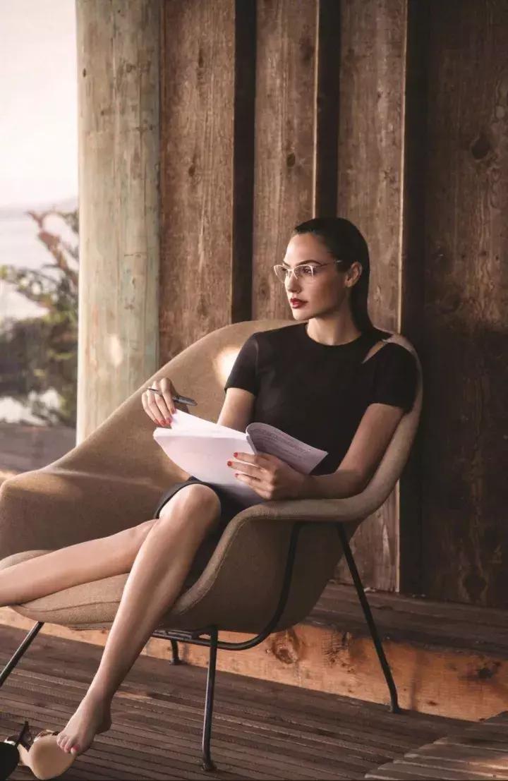 时尚的人戴什么眼镜好,时髦的人都在穿些啥