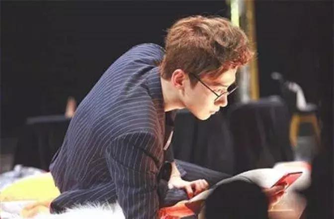 时尚的人戴什么眼镜好,时髦的人都在穿些啥