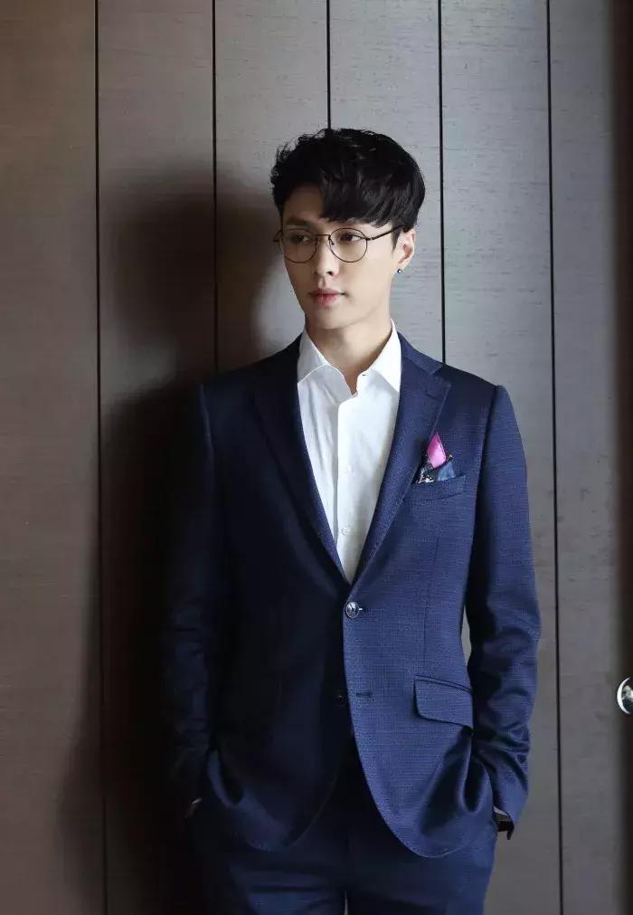 时尚的人戴什么眼镜好,时髦的人都在穿些啥