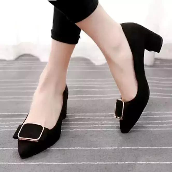 周末摆脱小细跟，粗跟鞋舒适又时髦