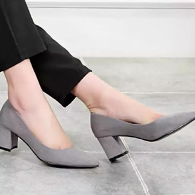 周末摆脱小细跟，粗跟鞋舒适又时髦