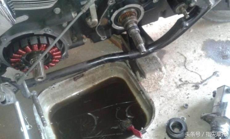 哈雷至尊滑翔摩托车大卸八块,只为换根皮带!