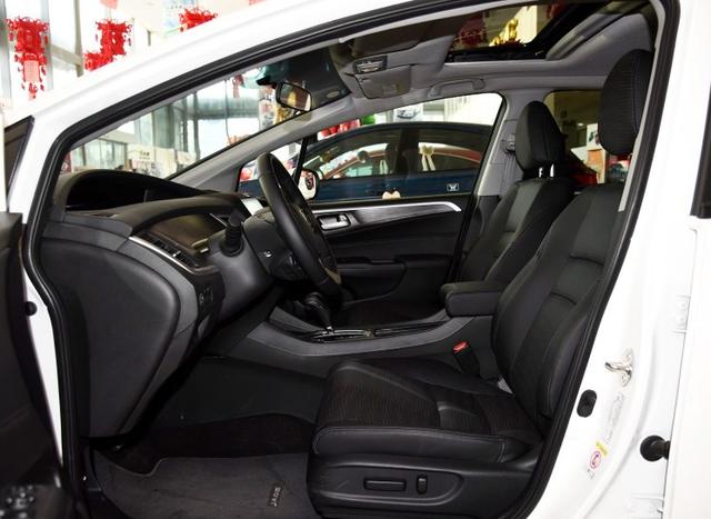 杰德不愧为家用MPV王者，空间比速腾大，底盘比A4都高，秒杀朗逸