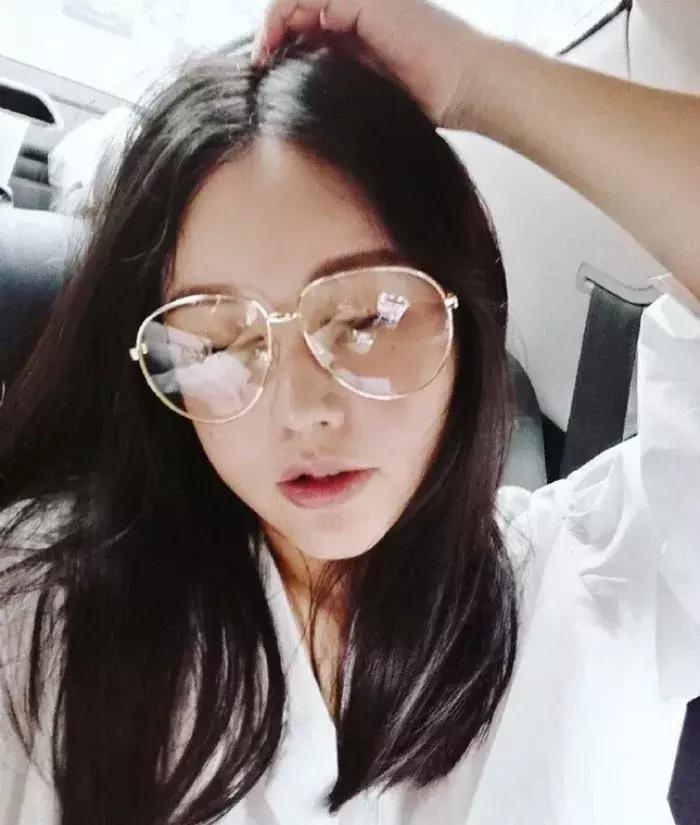 时尚的人戴什么眼镜好,时髦的人都在穿些啥