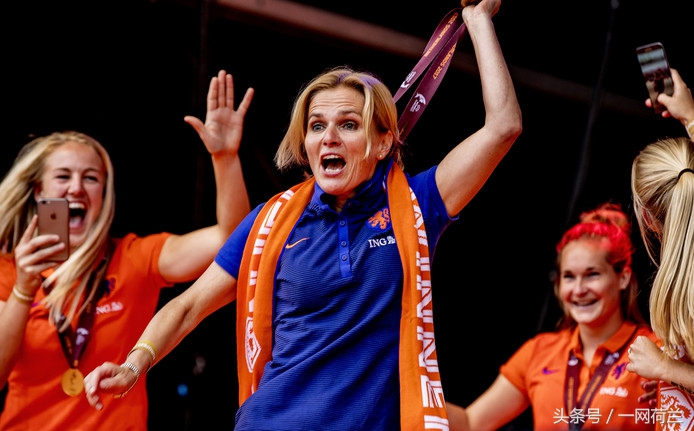 荷兰女将双双当选世界最佳，女足崛起，男足没落，情何以堪？