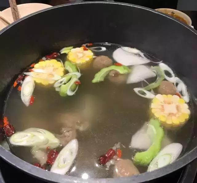 大连有一家特别的火锅店,大连适合去吃的平价火锅店