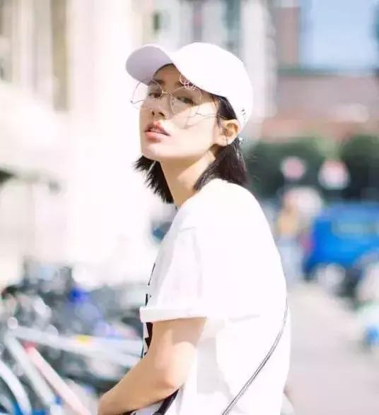 时尚的人戴什么眼镜好,时髦的人都在穿些啥