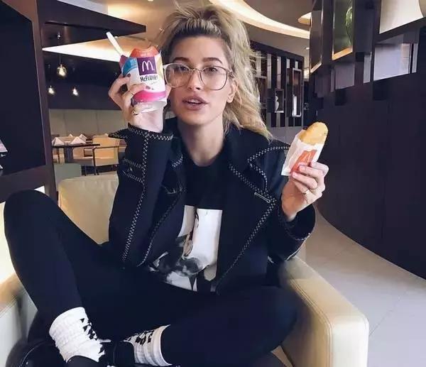 时尚的人戴什么眼镜好,时髦的人都在穿些啥