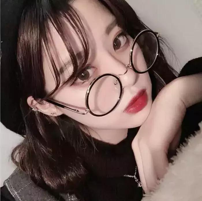 时尚的人戴什么眼镜好,时髦的人都在穿些啥