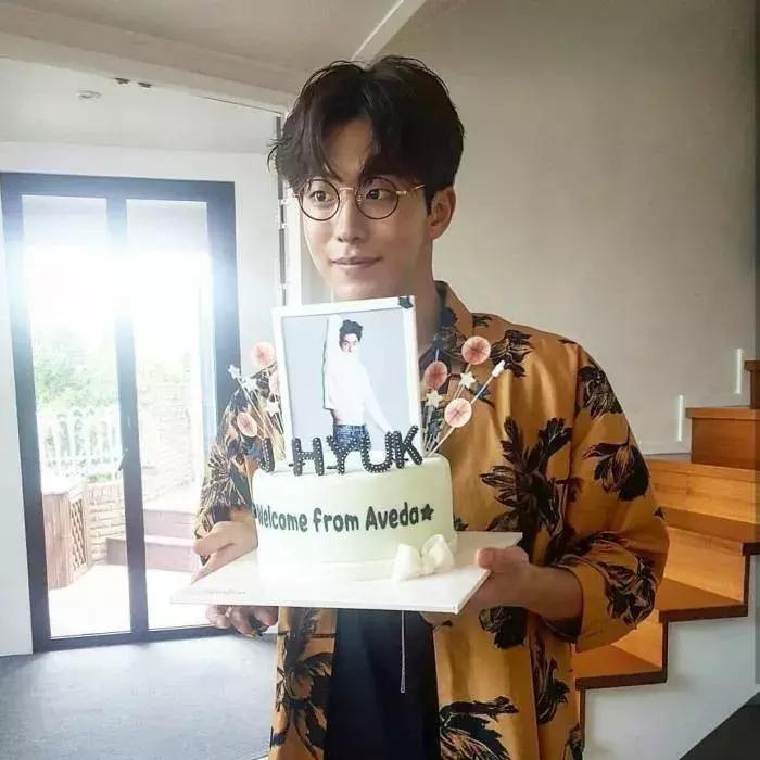 时尚的人戴什么眼镜好,时髦的人都在穿些啥