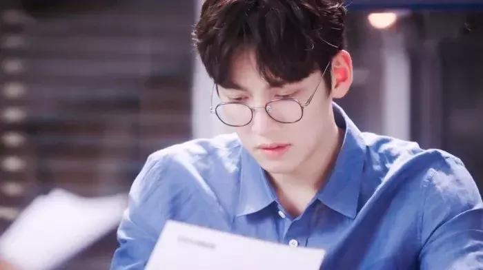 时尚的人戴什么眼镜好,时髦的人都在穿些啥