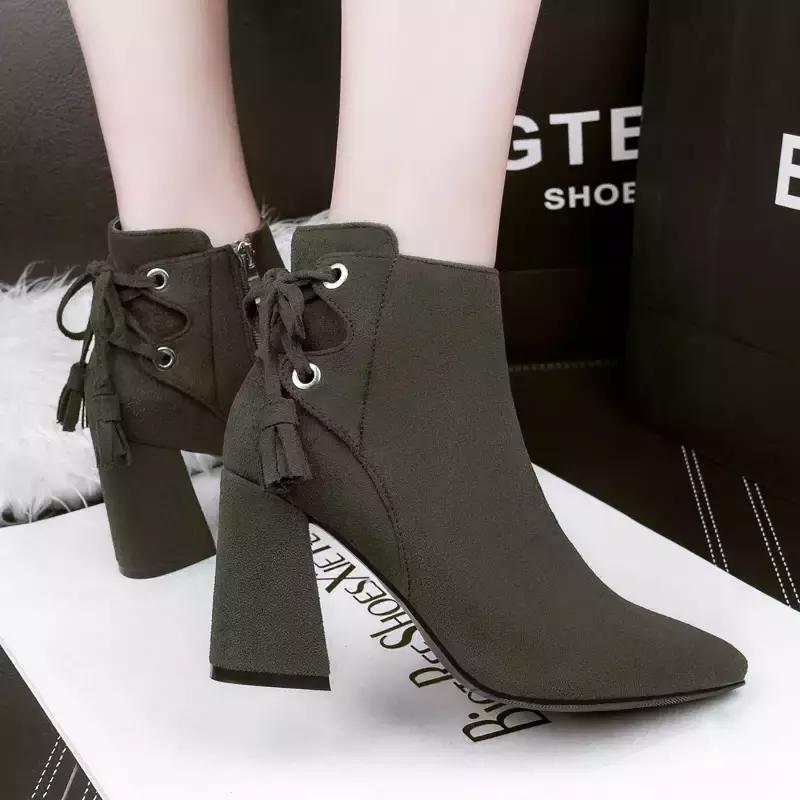 周末摆脱小细跟，粗跟鞋舒适又时髦