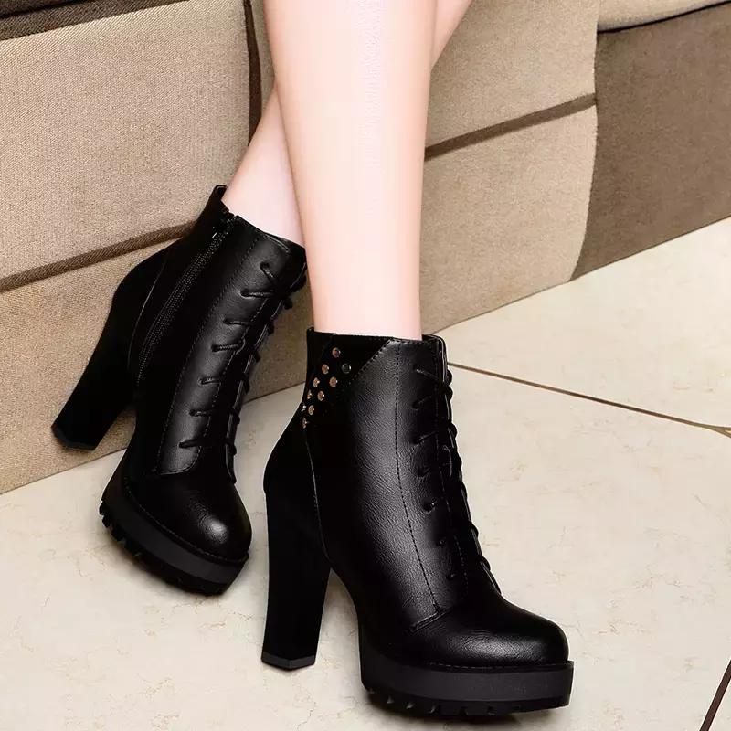 周末摆脱小细跟，粗跟鞋舒适又时髦