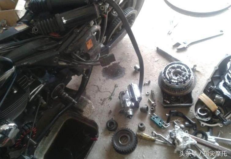 哈雷至尊滑翔摩托车大卸八块,只为换根皮带!