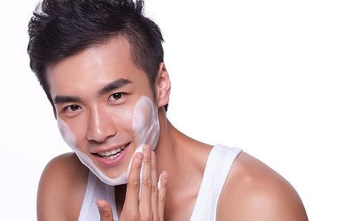 为什么男生要比女生更容易白,男生可以做到比女生还白吗