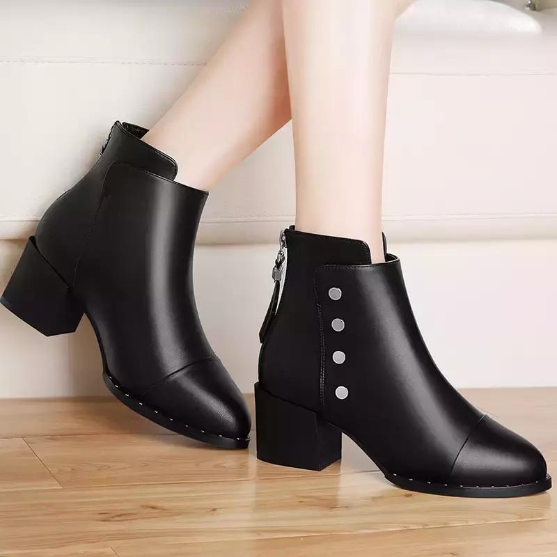 周末摆脱小细跟，粗跟鞋舒适又时髦