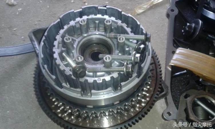 哈雷至尊滑翔摩托车大卸八块,只为换根皮带!