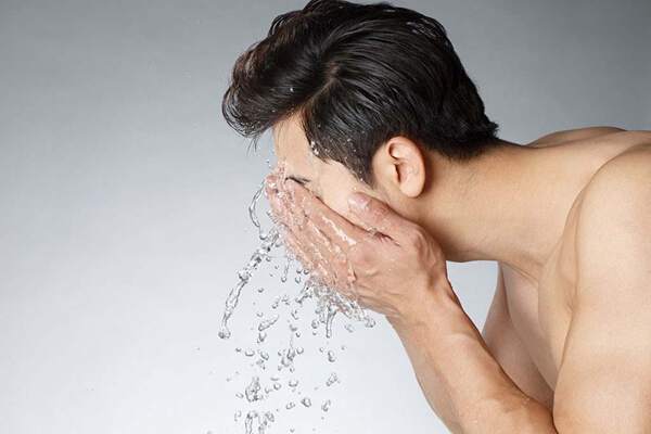 为什么男生要比女生更容易白,男生可以做到比女生还白吗