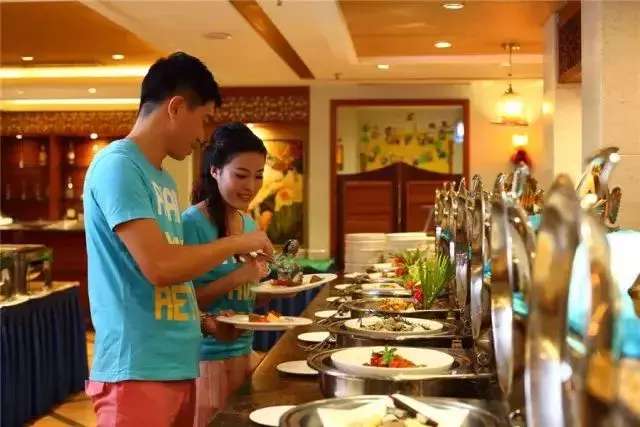 来亚龙湾住什么酒店好,来亚龙湾玩清澈的海水