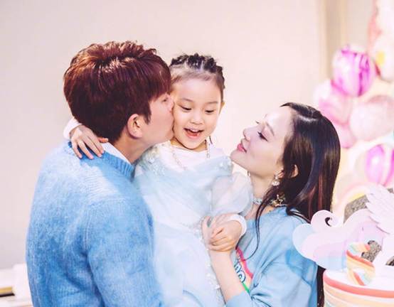 甜馨弹钢琴是啥牌子的钢琴,甜馨弹钢琴天空之城视频曝光