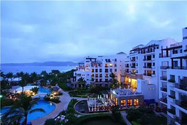 来亚龙湾住什么酒店好,来亚龙湾玩清澈的海水