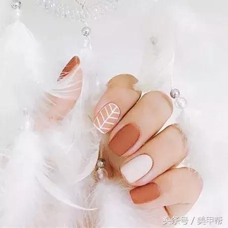 焦糖色美甲显白还是显黑,焦糖色系美甲