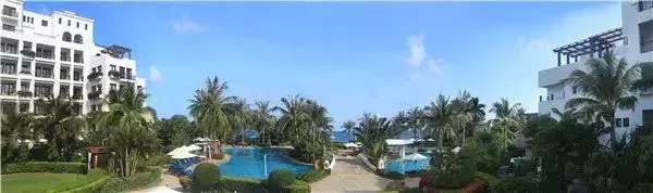 来亚龙湾住什么酒店好,来亚龙湾玩清澈的海水