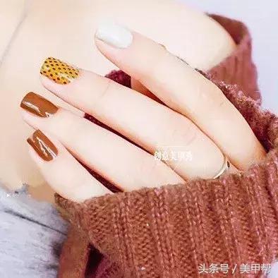 焦糖色美甲显白还是显黑,焦糖色系美甲